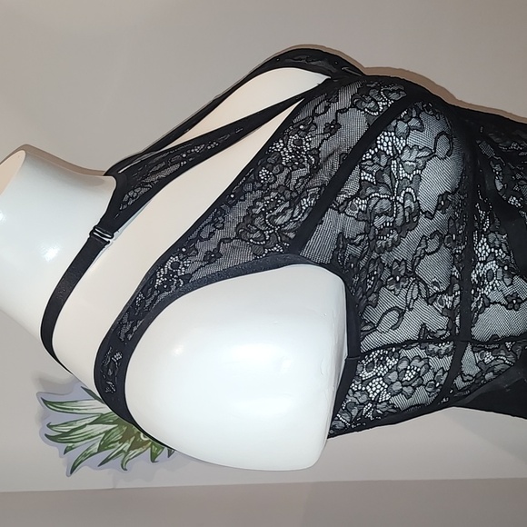 Torrid  Lacy Bondage Bodysuit with Neck Harness in Rich Black​ NWT sz 2 - Picture 6 of 14